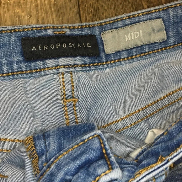 Aeropostale Medium Wash Midi Denim Distressed Shorts Size 4 - Picture 3 of 7